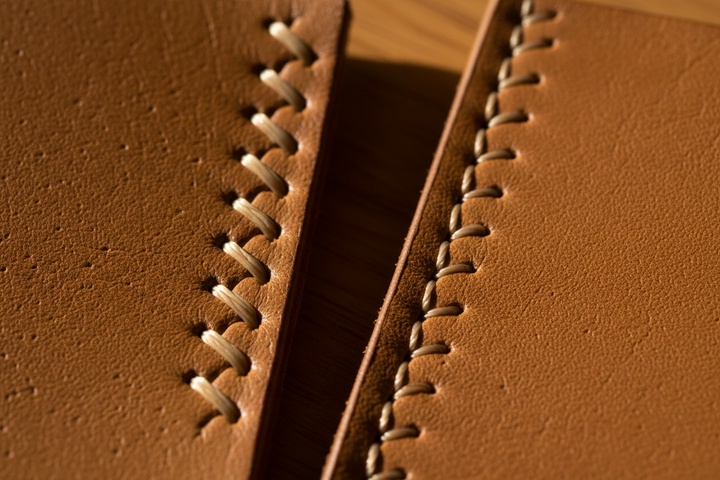 Saddle Stitch vs Machine Stitch: Why It Matters for Your Bags Lifespan