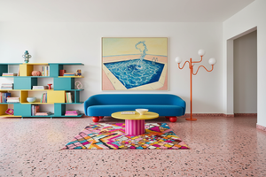 Multicolor rug in Memphis terrazzo living room